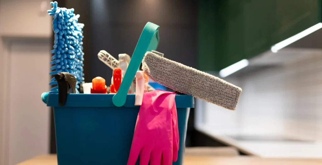 Seau de ménage garni de balais microfibre, gants et produits d’entretien