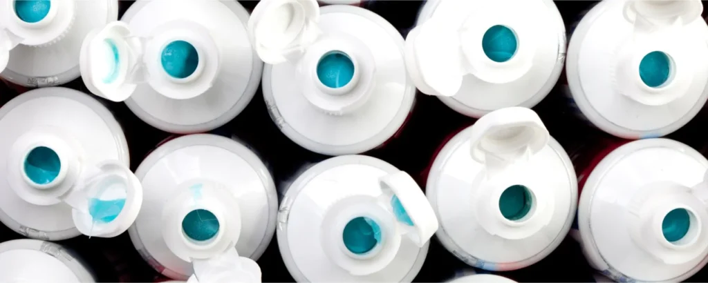 Bouteilles de javel vues du dessus