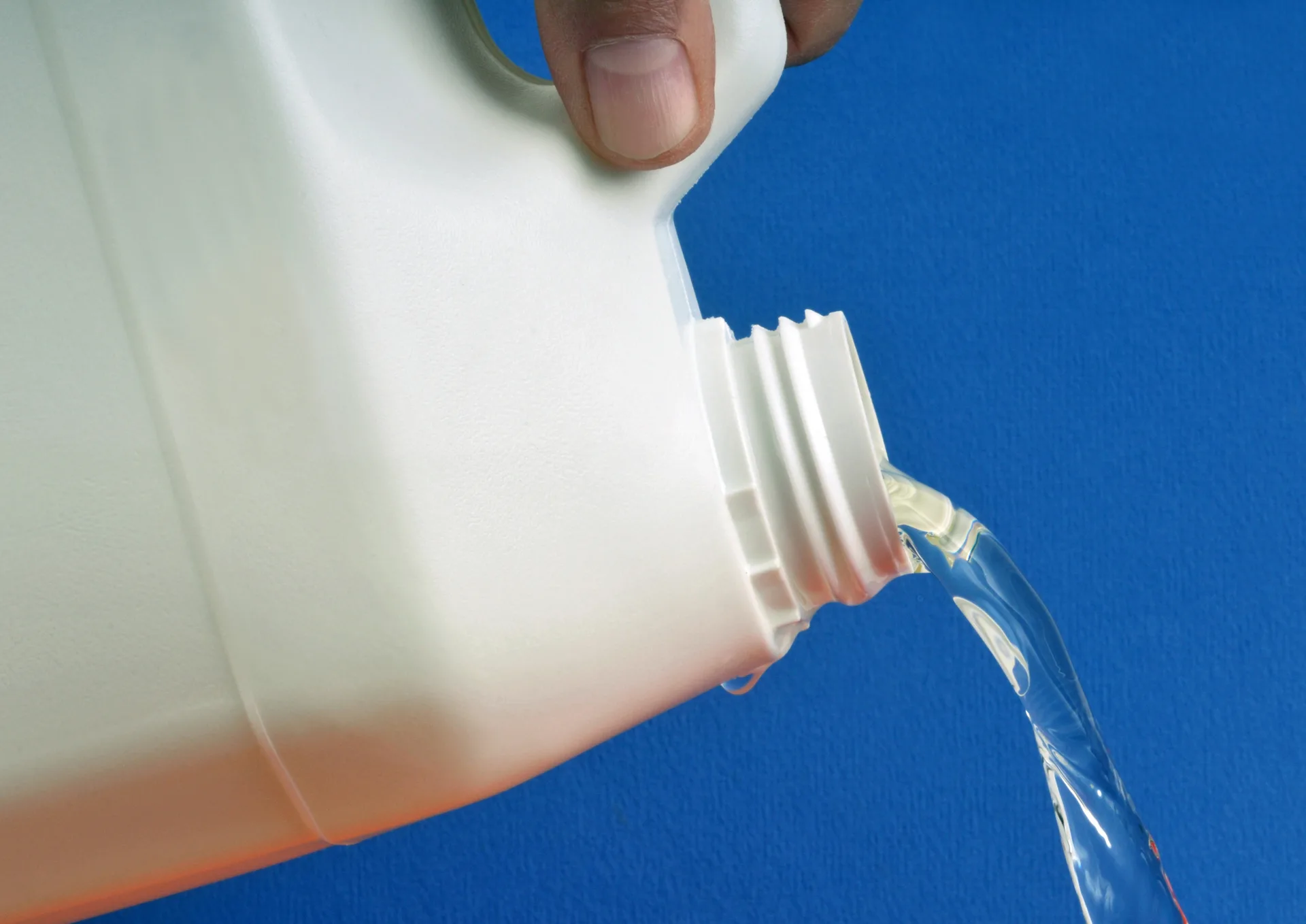 Eau de javel versée depuis un bidon