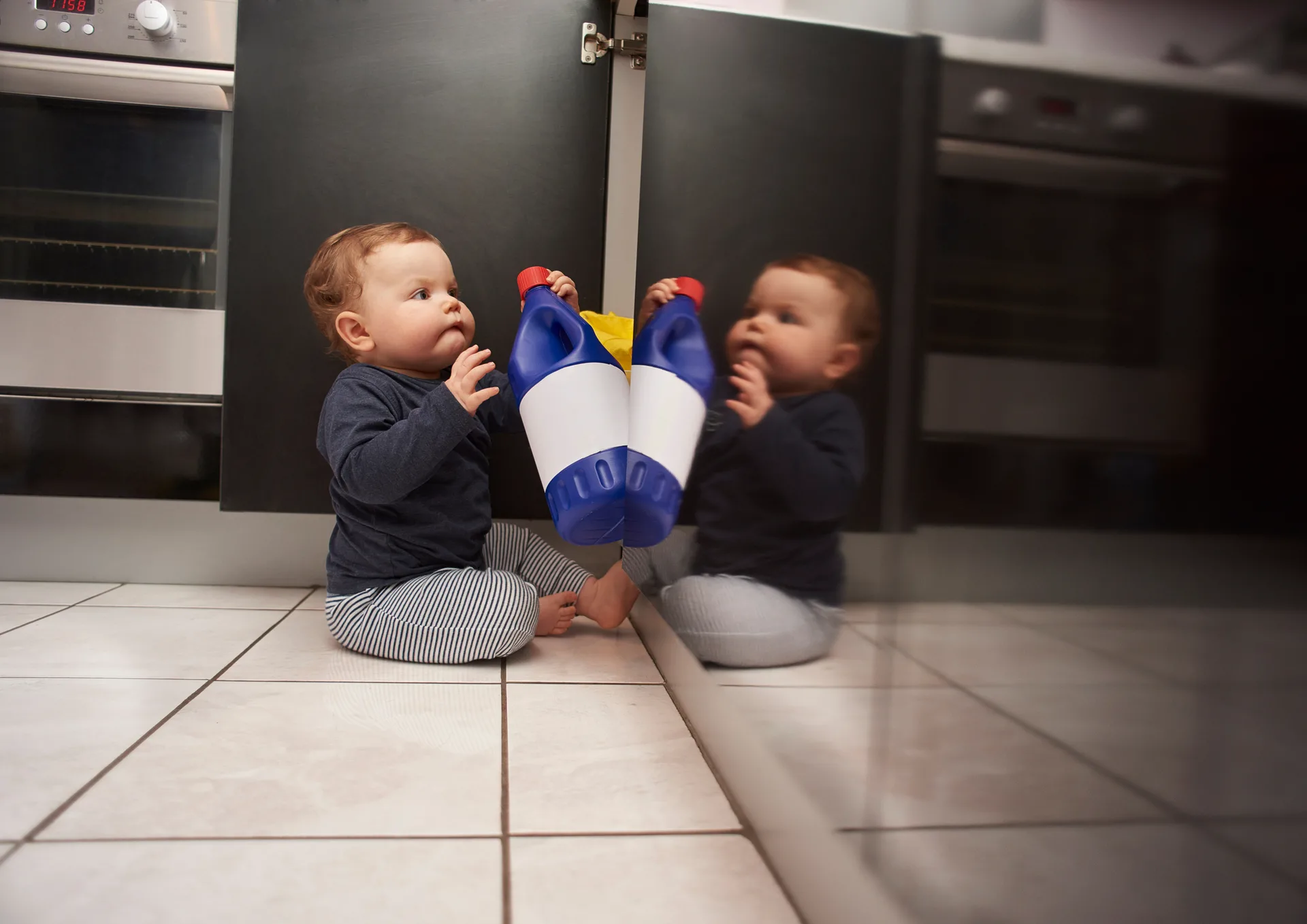 Enfant jouant avec des bouteilles de javel