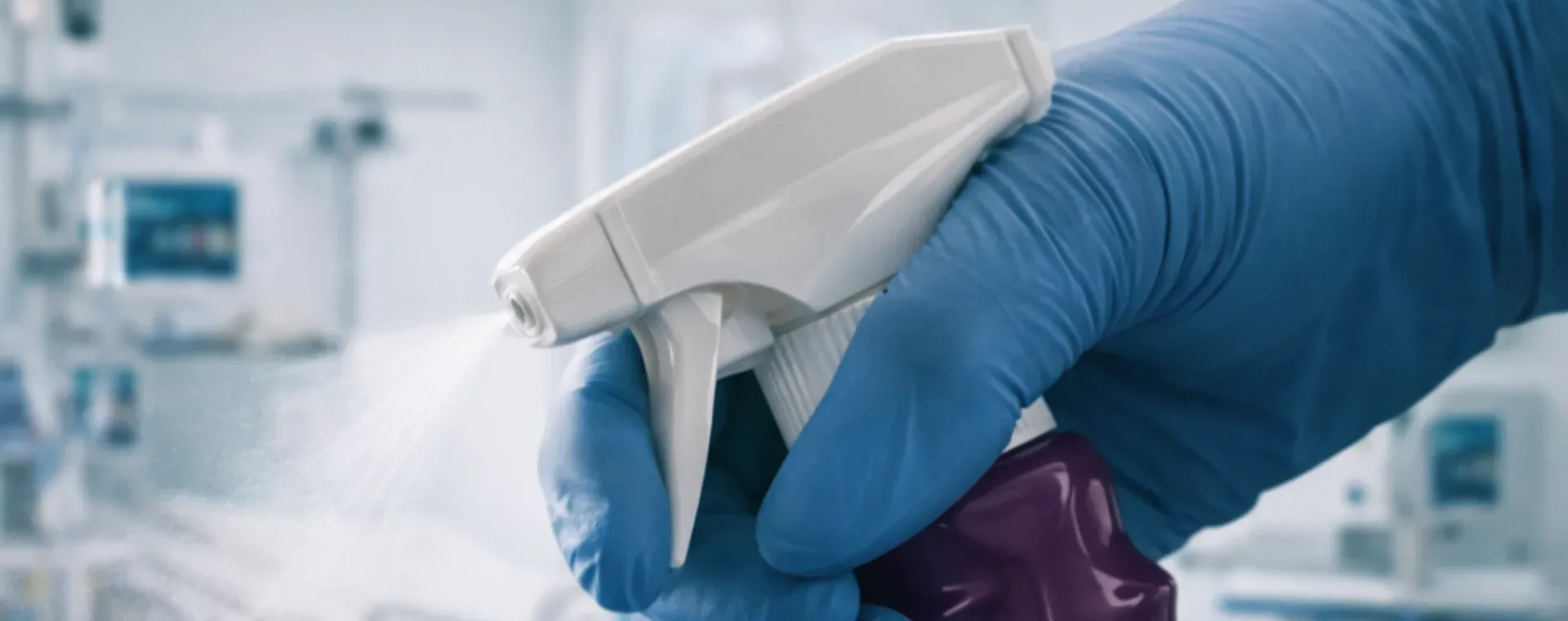 Désinfection d’une surface avec le spray STERI-7 XTRA prêt à l’emploi